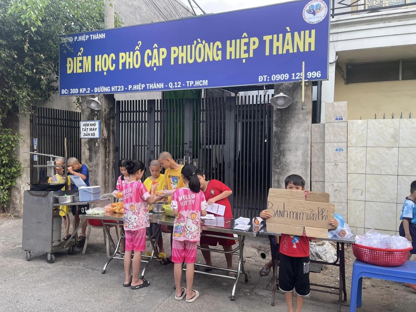 Những chiếc bánh mì, những suất cơm miễn phí từ lớp học tình thương.