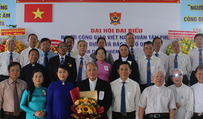 Linh mục Đaminh Vũ Đình Thái (người cầm hoa) cùng các đại biểu và thành viên Ban ĐKCG quận Tân Phú nhiệm kỳ 2023-2028. 