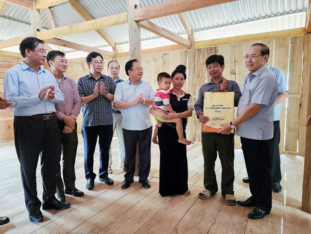 Phó Chủ tịch UBTƯ MTTQ Việt Nam Hoàng Công Thủy thăm và tặng quà gia đình ông Lò Văn Long (bản Hin 1, xã Na Sang, huyện Mường Chà).