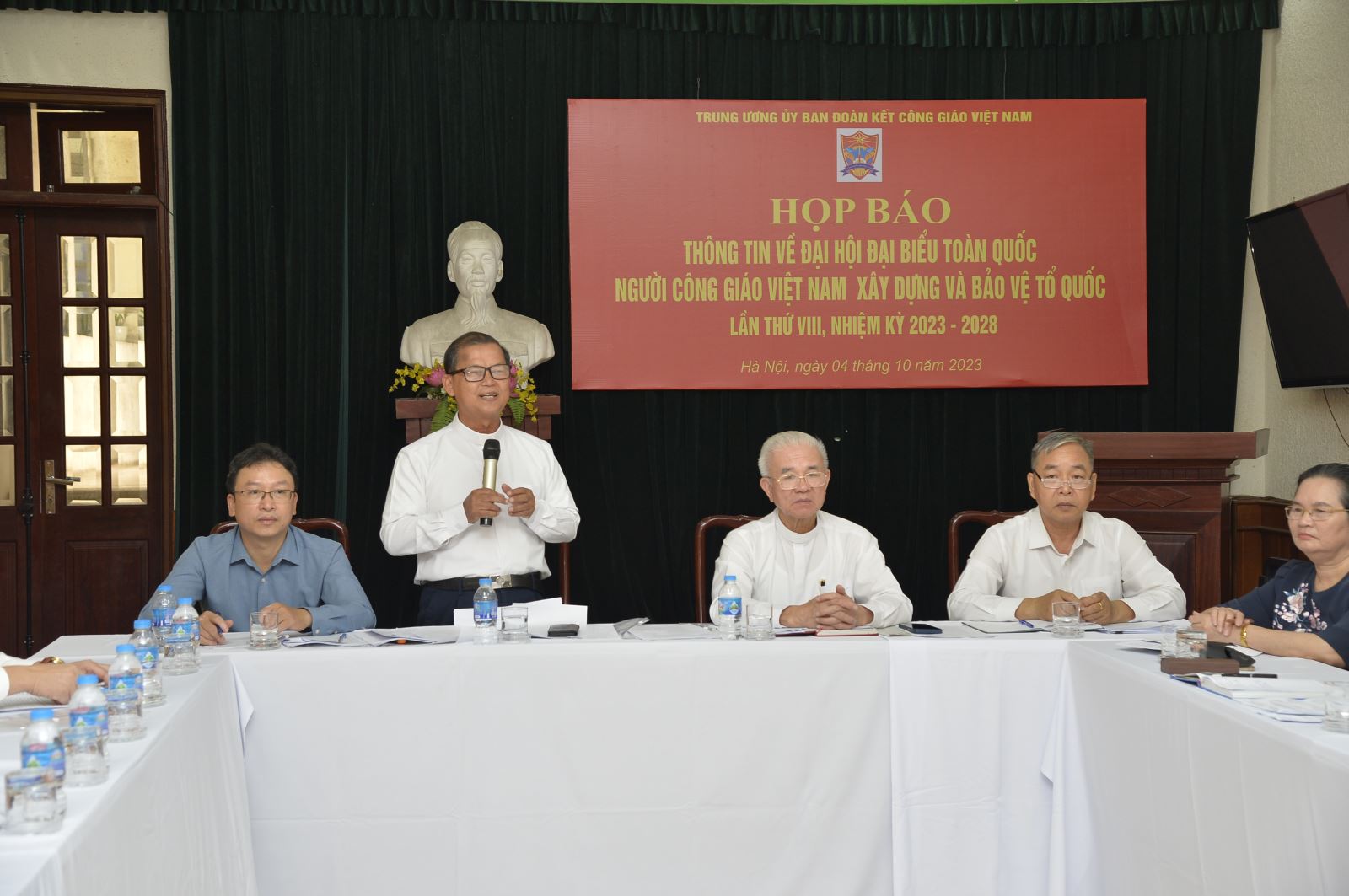 Linh mục Gioan Baotixita Nguyễn Văn Riễn là Phó Chủ tịch kiêm Tổng Thư ký Trung ương Ủy ban ĐKCG Việt Nam phát biểu tại cuộc họp