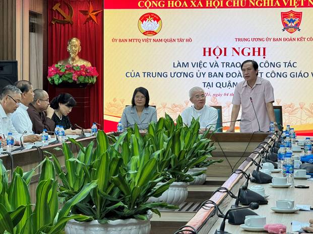 Ông Nguyễn Anh Tuấn - Phó Bí thư Thường trực Quận ủy phát biểu tại hội nghị