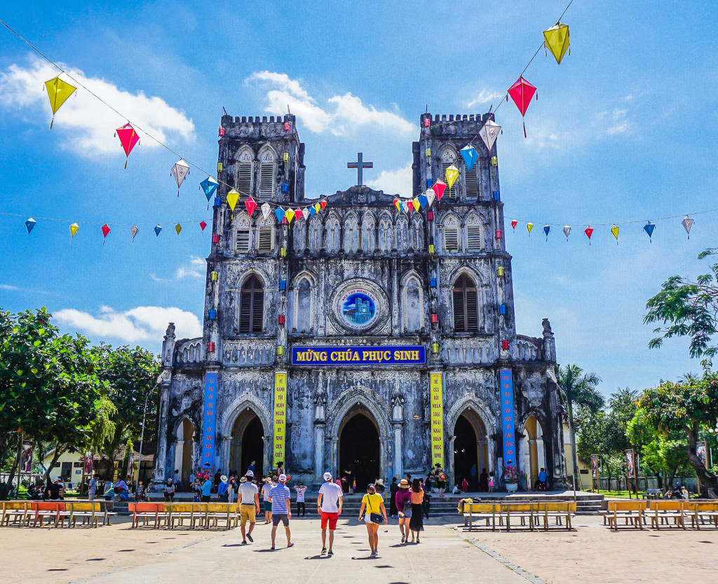 Đặc biệt, tại nhà thờ Mằng Lăng được ghi nhận là nơi lưu giữ cuốn sách bằng chữ Quốc ngữ đầu tiên của nước ta do giáo sĩ Alexandre de Rhodes viết. 