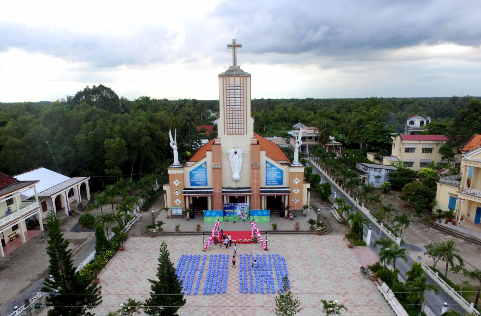 Nhà thờ Bãi Xan được xem là nhà thờ lớn nhất trong địa phận và cũng là biểu tượng tự hào của con người Bãi Xan. 