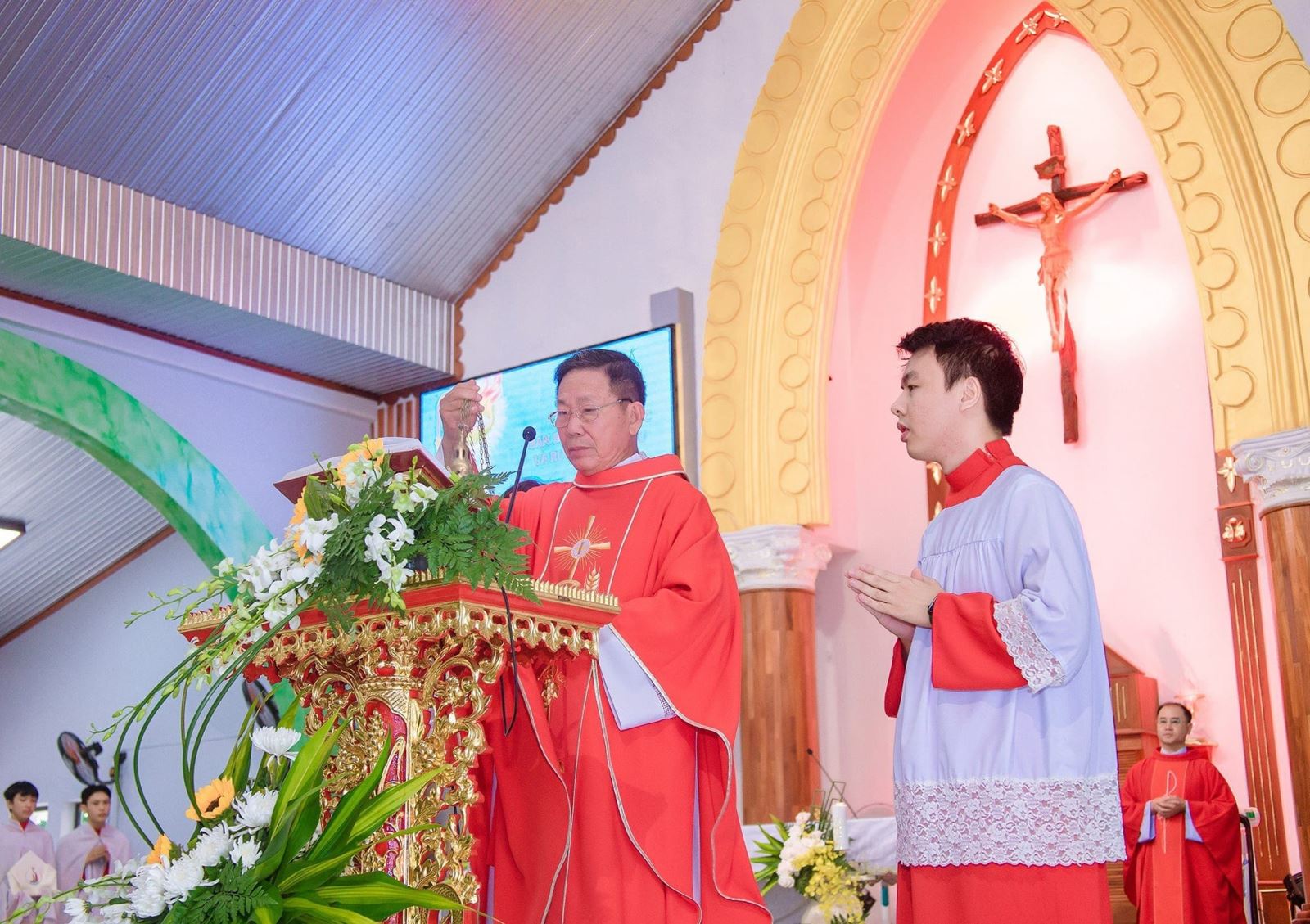 Linh mục Giuse Phạm Văn Hòa giảng trong một thánh lễ. 