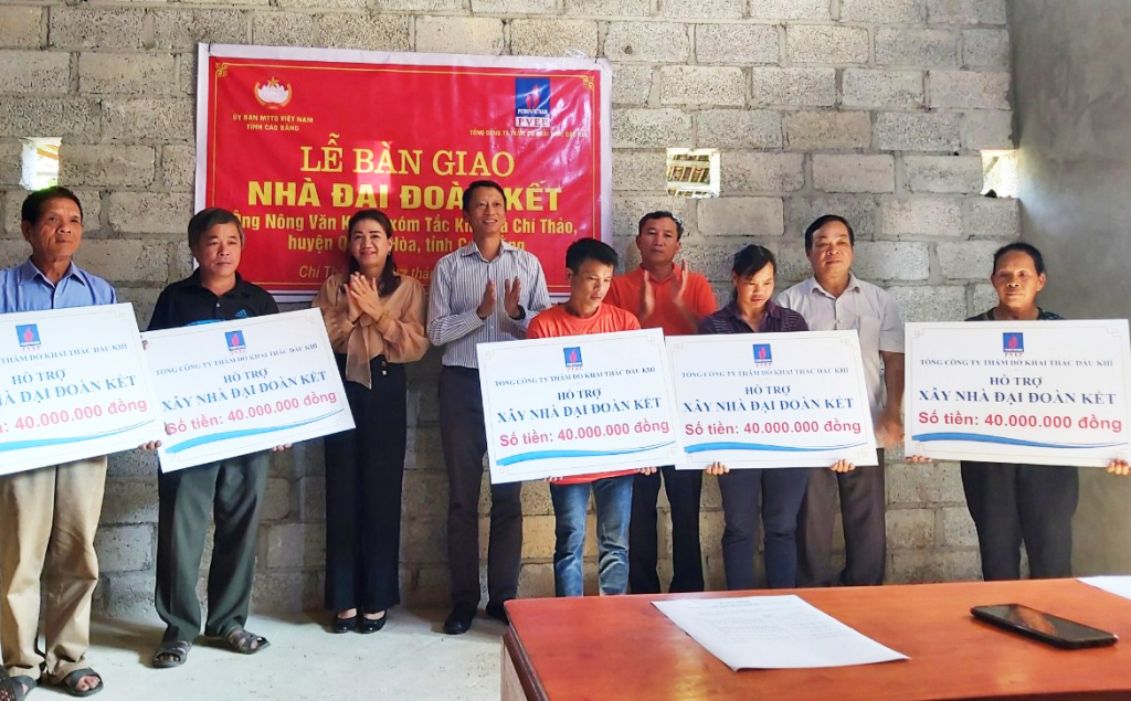 Lãnh đạo Ủy ban MTTQ tỉnh Cao Bằng và Tổng Công ty Thăm dò Khai thác Dầu khí PVEP trao kinh phí hỗ trợ xây nhà ở cho các hộ gia đình tại xã Chí Thảo (Quảng Hòa). 