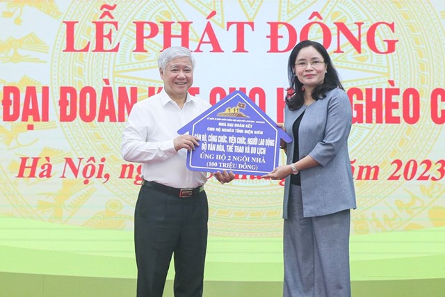 Bí thư Trung ương Đảng, Chủ tịch UBTƯ MTTQ Việt Nam Đỗ Văn Chiến tiếp nhận ủng hộ từ cán bộ công chức, viên chức, người lao động Bộ Văn hóa - Thể thao và Du lịch tại Lễ phát động ủng hộ làm nhà Đại đoàn kết cho hộ nghèo của tỉnh Điện Biên, ngày 13/5