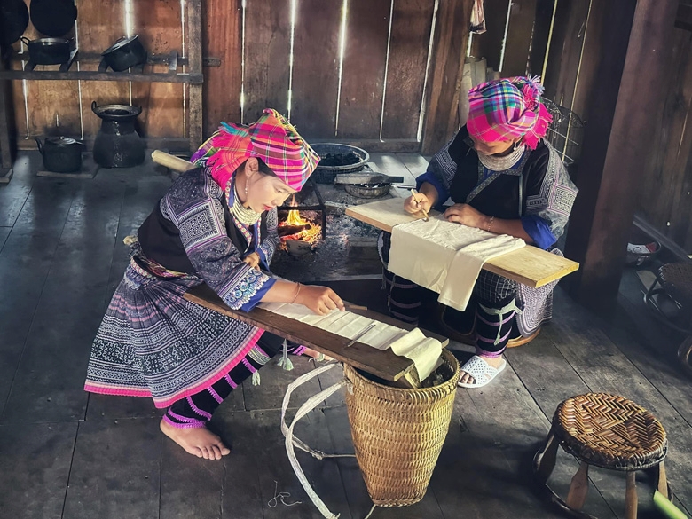 Phụ nữ dân tộc Mông bản Pá Khoang, xã Pha Mu, huyện Than Uyên, tỉnh Lai Châu bảo tồn và phát triển nghề dệt thổ cẩm truyền thống