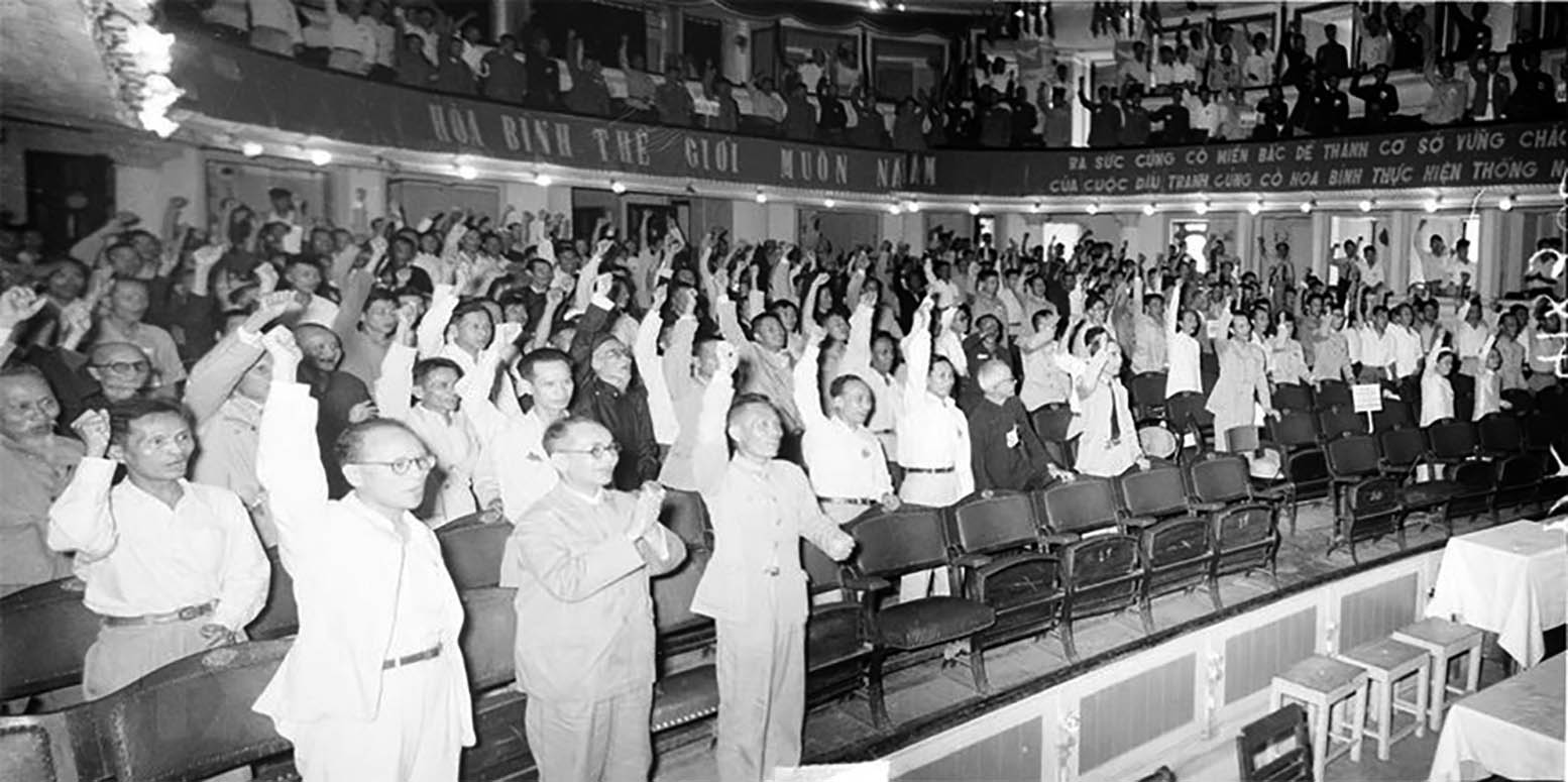 Các đại biểu biểu quyết tán thành Cương lĩnh và Điều lệ của Mặt trận Tổ quốc Việt Nam tại Đại hội Mặt trận Dân tộc thống nhất toàn quốc diễn ra từ ngày 5-10/9/1955 tại Hà Nội. 