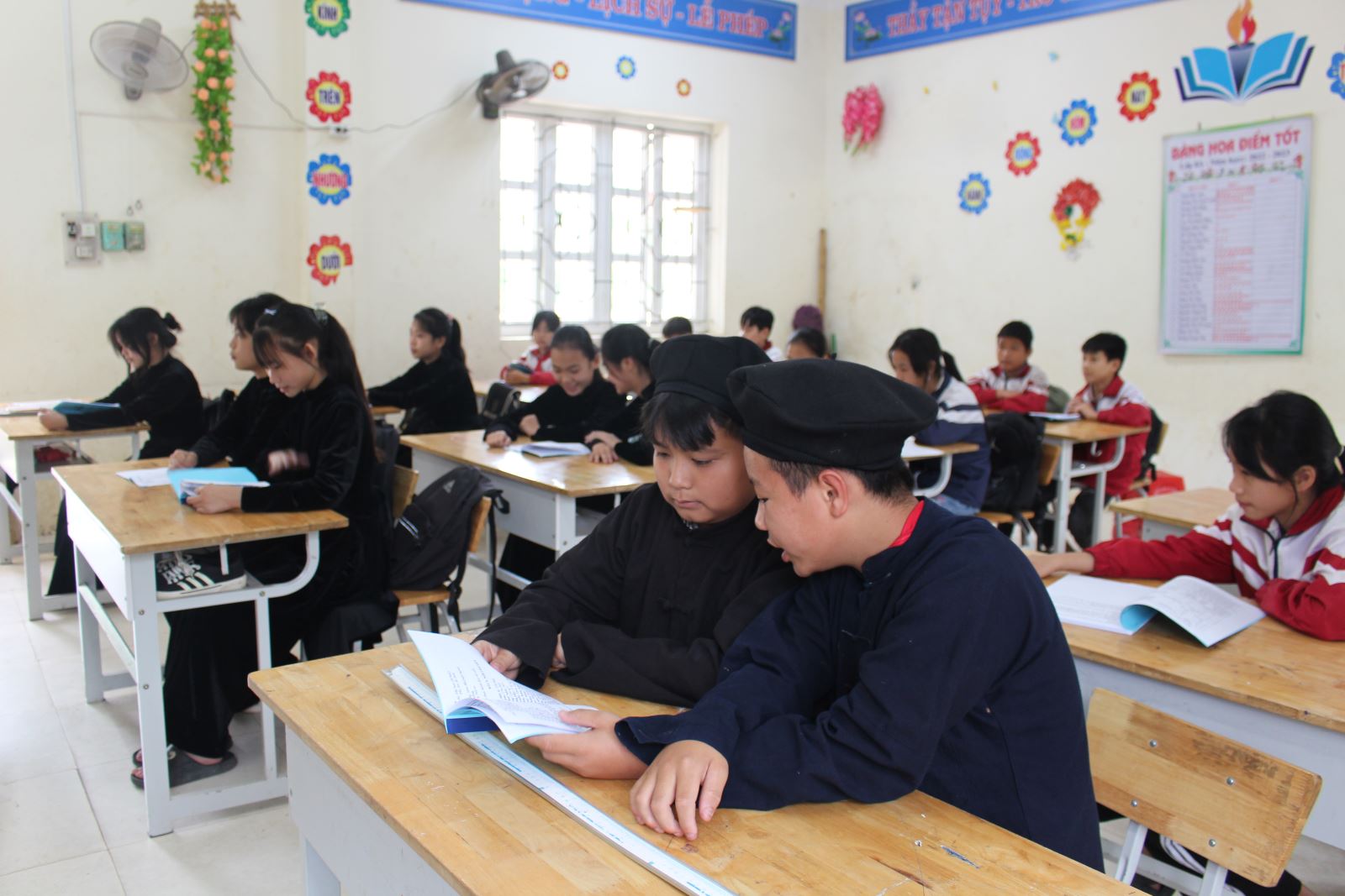 Câu lạc bộ học tiếng Tày của các em học sinh trường THCS Vân Sơn, Sơn Động, Bắc Giang