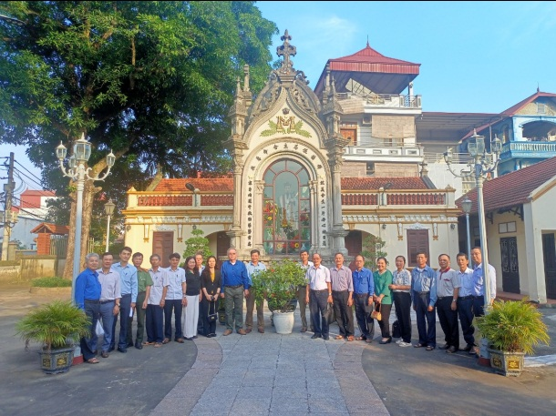 Đoàn ghé thăm Đền cha thánh Giuse Nguyễn Đình Nghi (giáo xứ Hà Hồi).