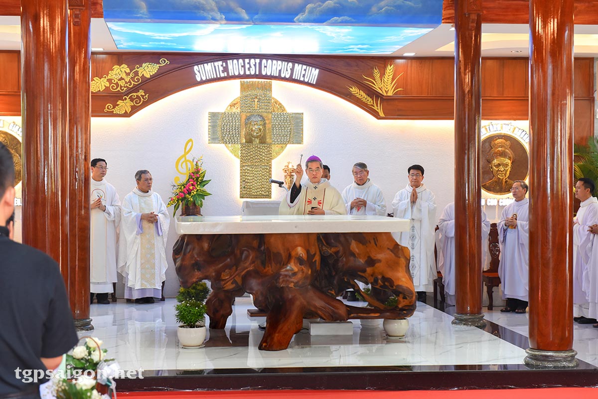 Đức Tổng Giám mục Giuse Nguyễn Năng chủ sự thánh lễ tạ ơn Thiên Chúa, mừng cung hiến bàn thờ và làm phép nhà thờ giáo xứ Thánh Tống Viết Bường