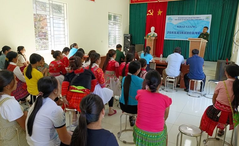 Khai giảng lớp học xóa mù chữ cho người dân dân tộc Mông tại bản Pa Búa, xã Trung Lý, huyện Mường Lát.