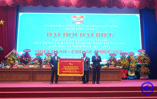 Ông Nguyễn Văn Vĩnh Chủ tịch UBND tỉnh trao bức trướng tặng Đại hội