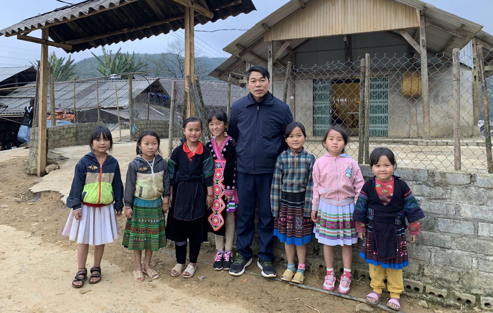 Linh mục Phêrô Phạm Thanh Bình với các em học sinh dân tộc thiểu số
