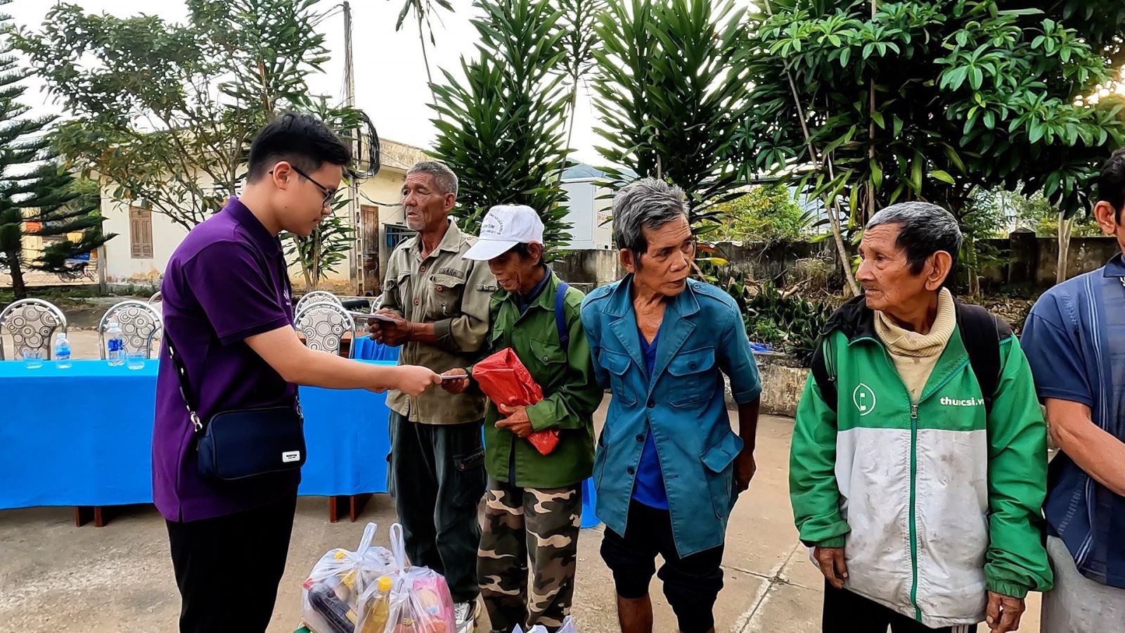 Em Dương Công Phúc (áo tím) du học sinh tại Úc tham gia thiện nguyện, trao quà cho người dân huyện Sa Thầy