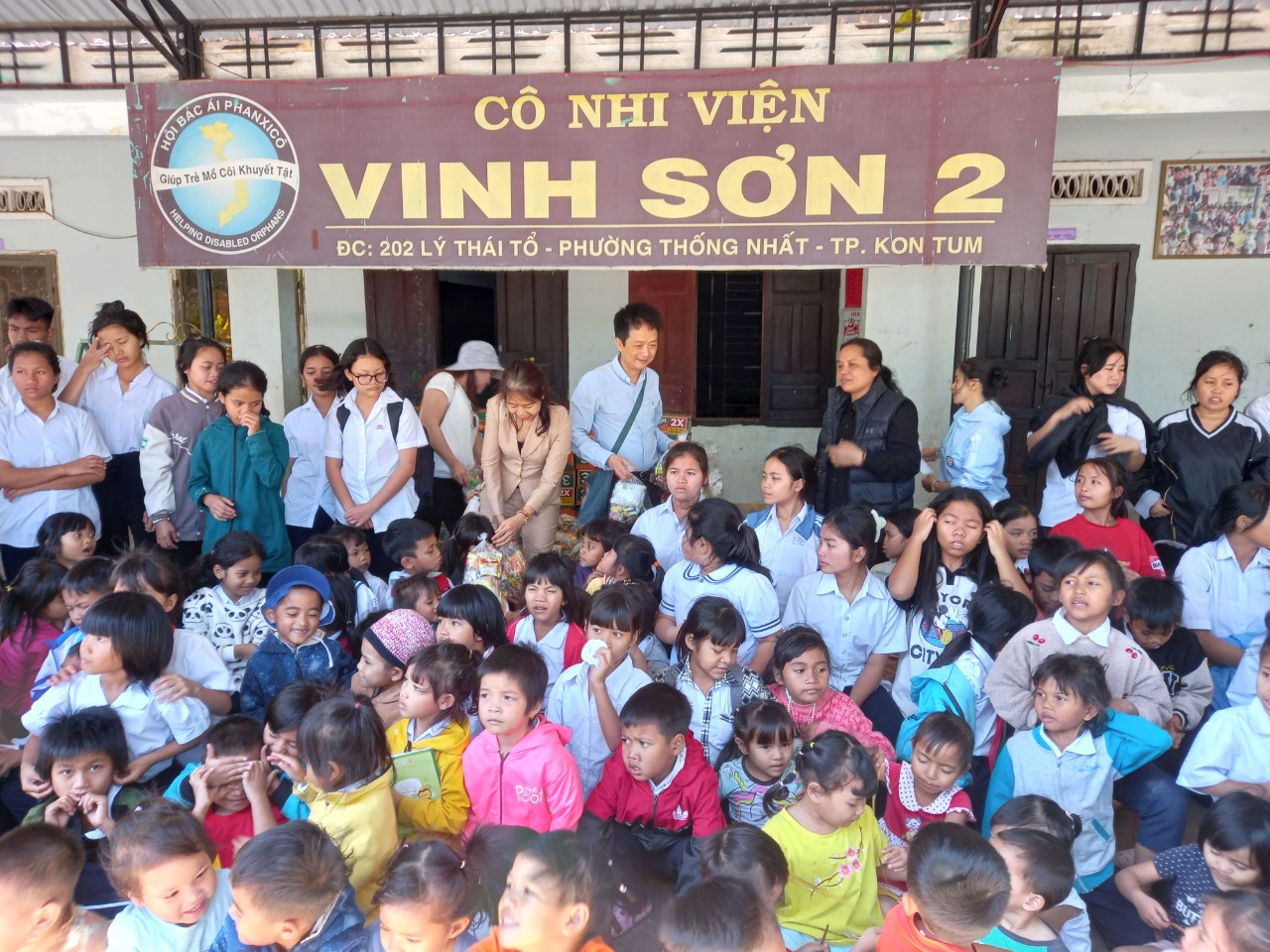 Thăm và tặng quà tại nhà Vinh Sơn 2