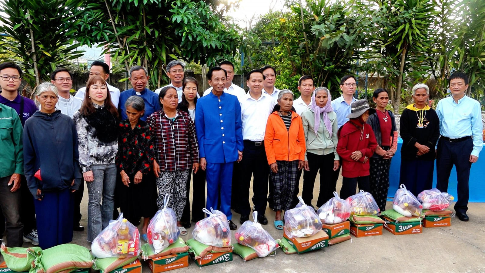 Hiệp sĩ Đại thánh giá, lãnh đạo huyện Sa Thầy và các ân nhân đồng hành trao tặng quà cho người nghèo