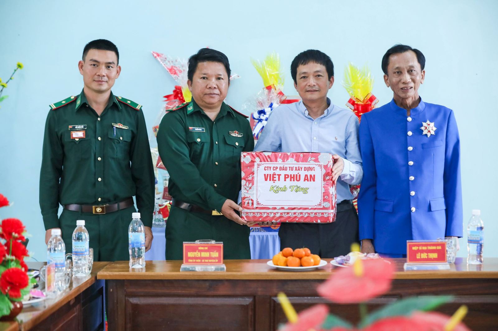 Ông Đặng Văn Thanh, Tổng Giám đốc Công ty Cổ phần Đầu tư Xây dựng Việt Phú An trao tặng quà Tết cho cán bộ, chiến sĩ Đồn Biên phòng Rờ Kơi.