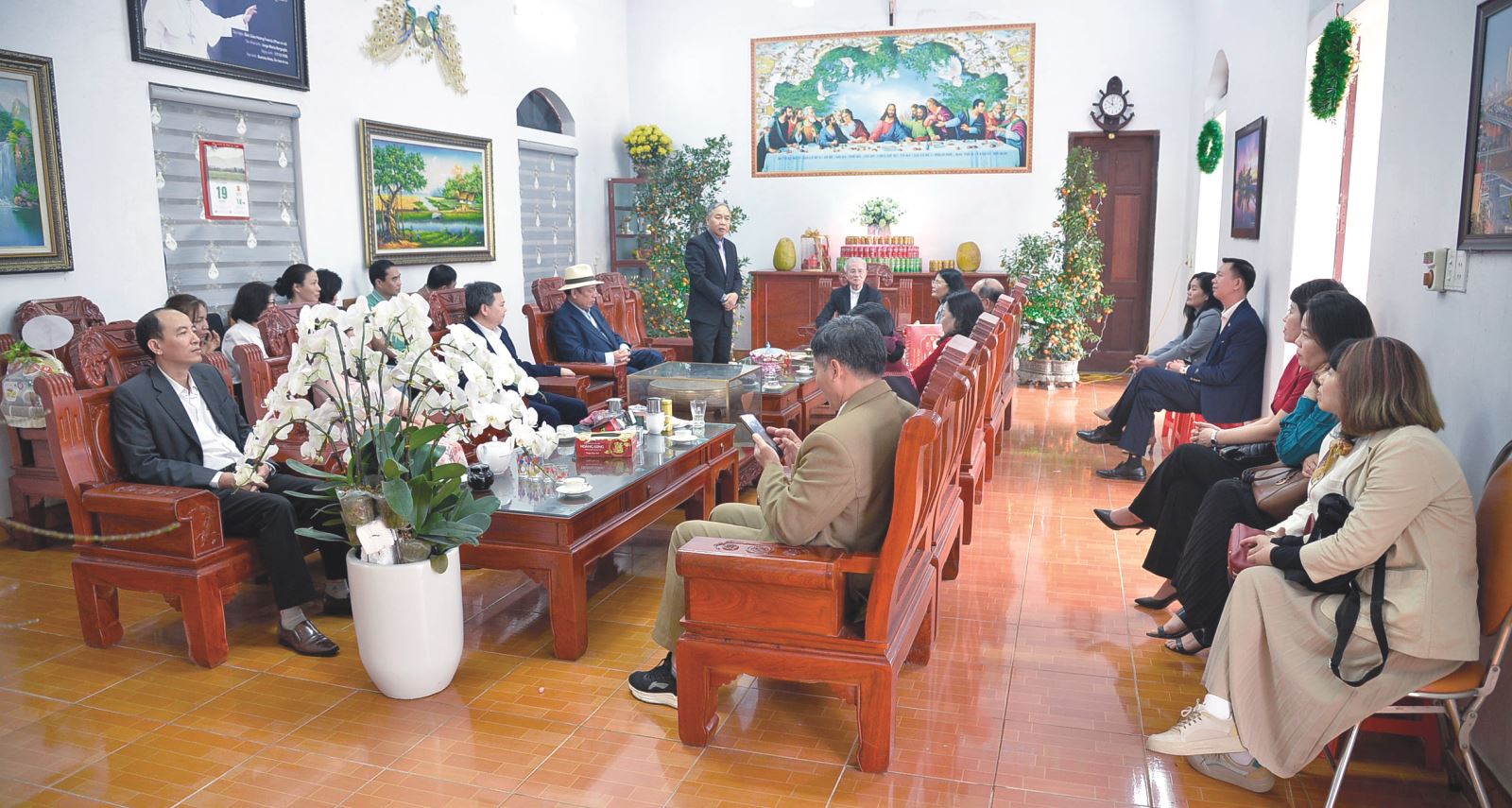 Quang cảnh buổi thăm và chúc mừng.