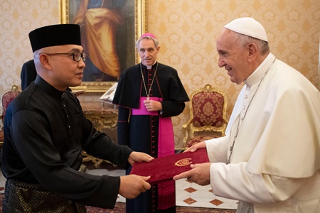 Một đại sứ của một nước cạnh Vatican trình uỷ nhiệm thư.	
