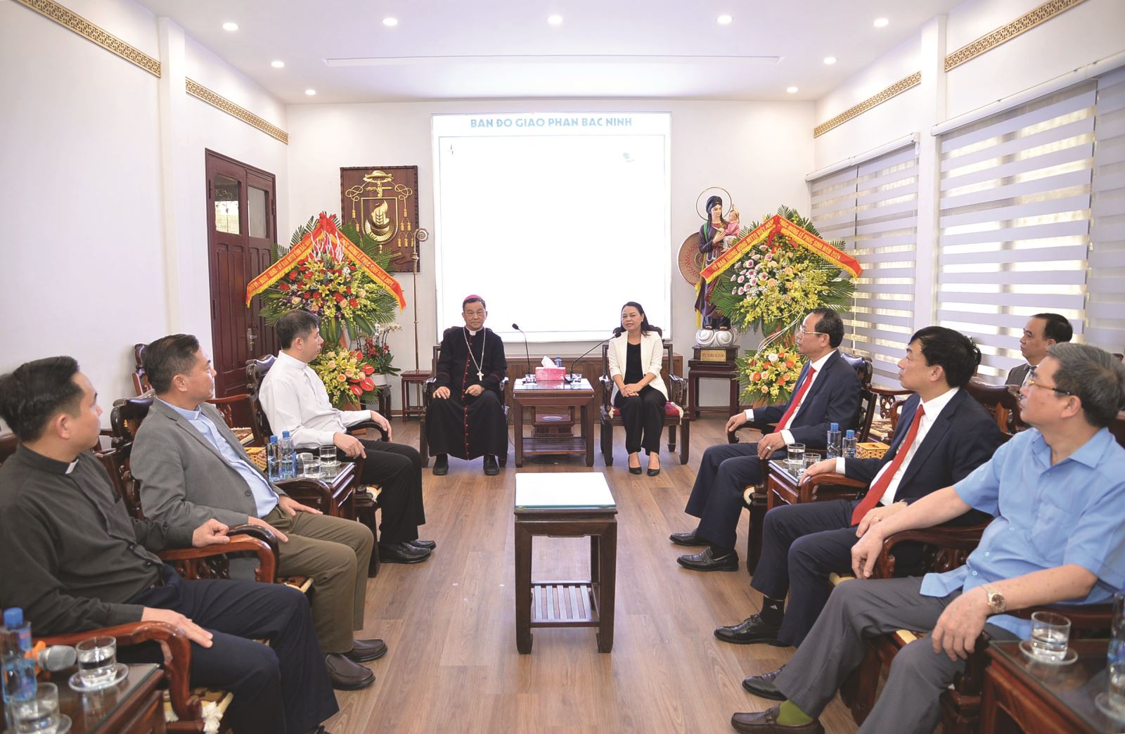 Quang cảnh buổi thăm, chúc mừng. 