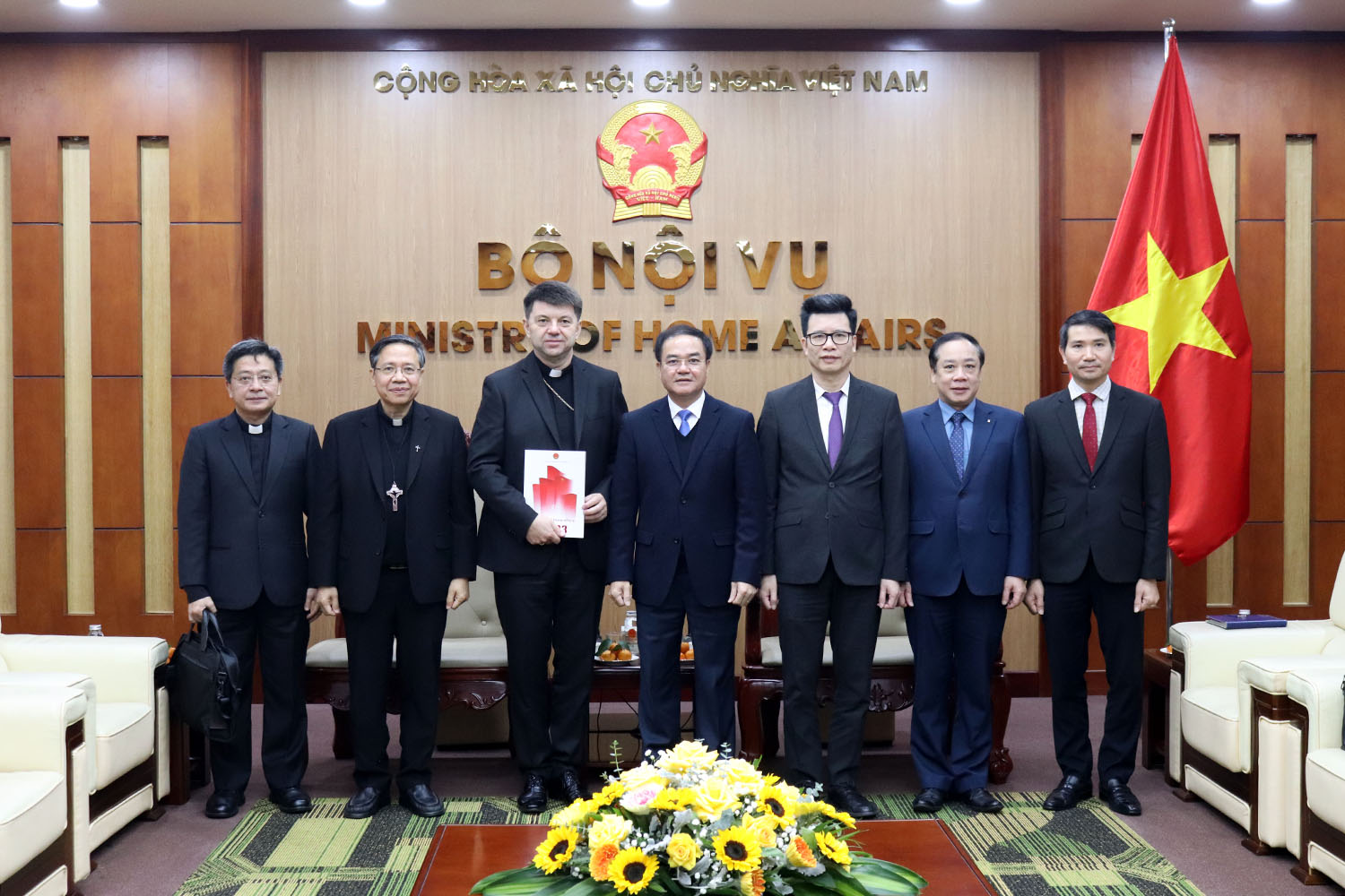 Thứ trưởng Bộ Nội vụ Vũ Chiến Thắng và Đức Tổng Giám mục Marek Zalewski, Đại diện Toà Thánh Vatican thường trú tại Việt Nam cùng chụp ảnh lưu niệm sau buổi tới thăm và làm việc với Bộ Nội vụ Việt Nam.