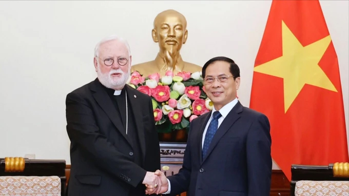 Bộ trưởng Ngoại giao Bùi Thanh Sơn tiếp Bộ trưởng Ngoại giao Vatican đang có chuyến thăm đến Việt Nam. 