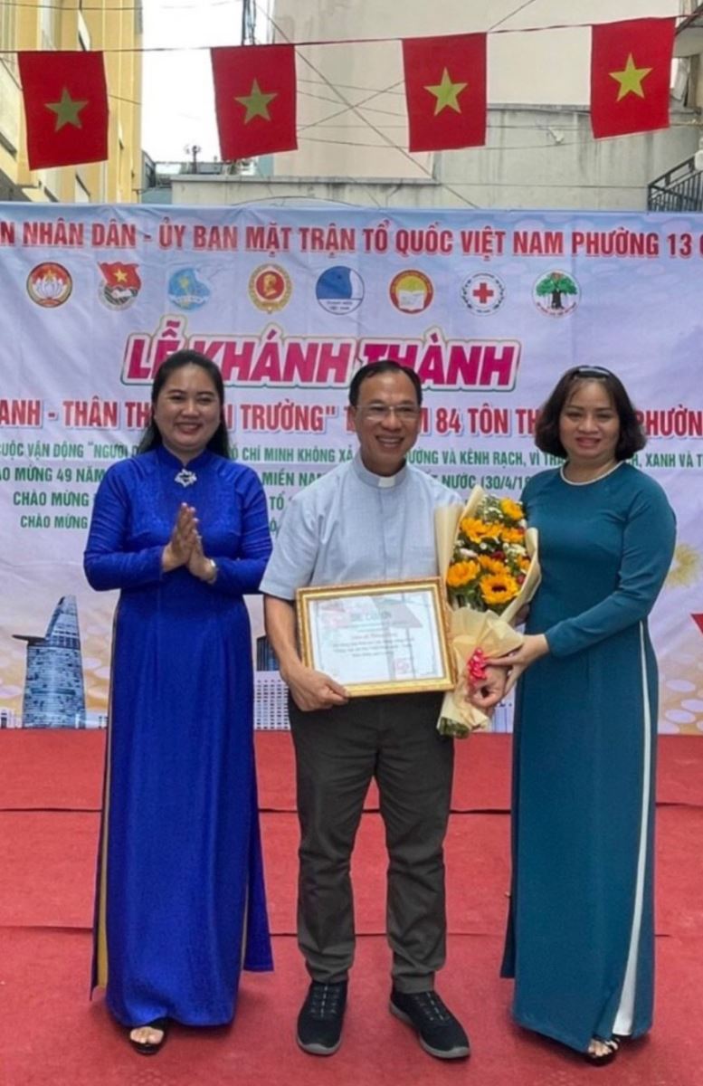 Linh mục Vinhsơn Nguyễn Thế Thủ và các lãnh đạo quận, phường tại buổi lễ khánh thành vườn hoa giáo xứ.