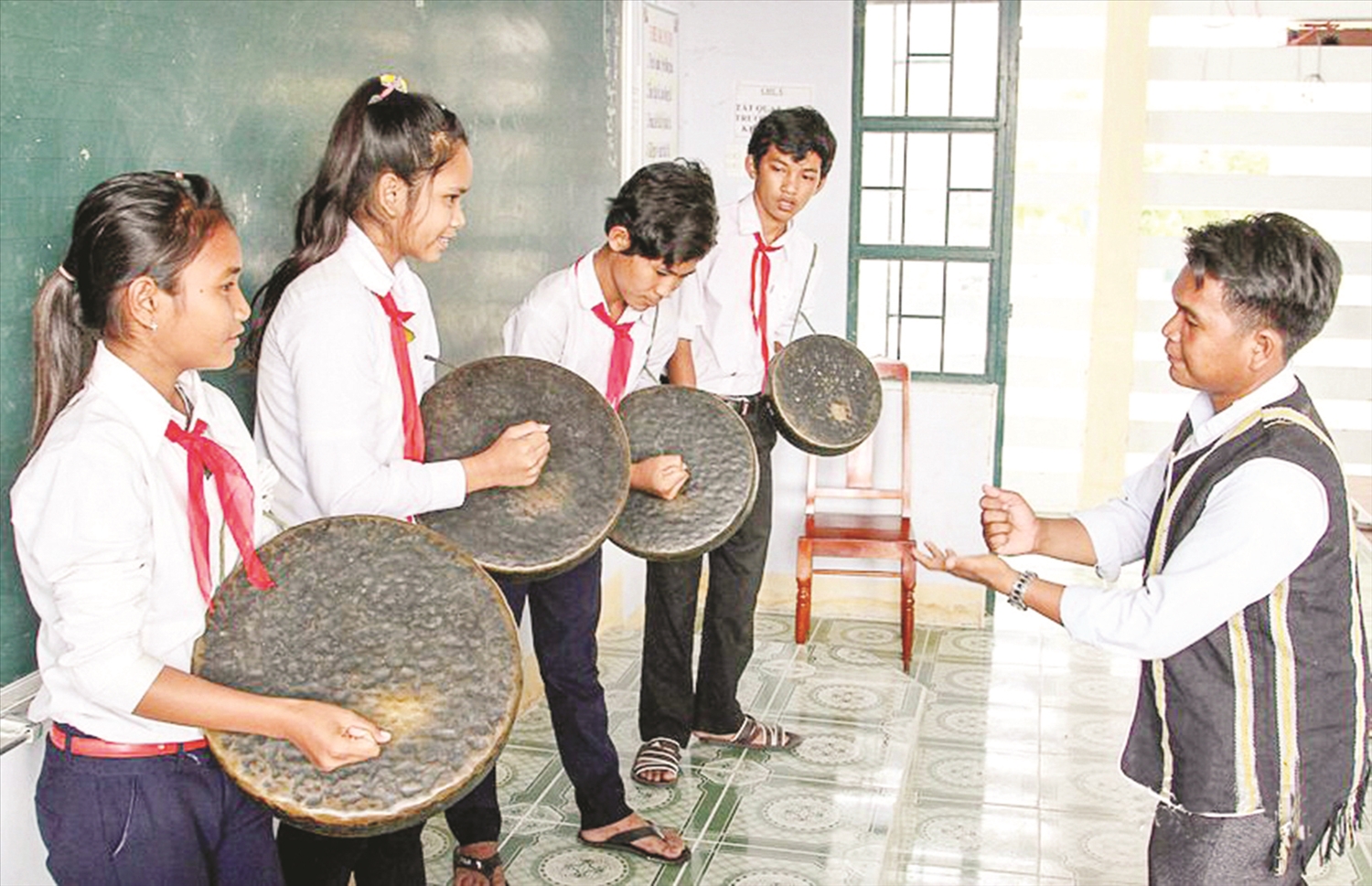 Nghệ nhân Bà Rá Thừa truyền dạy biểu diễn mã la cho học sinh Trường Phổ thông Dân tộc bán trú THCS Phước Hà