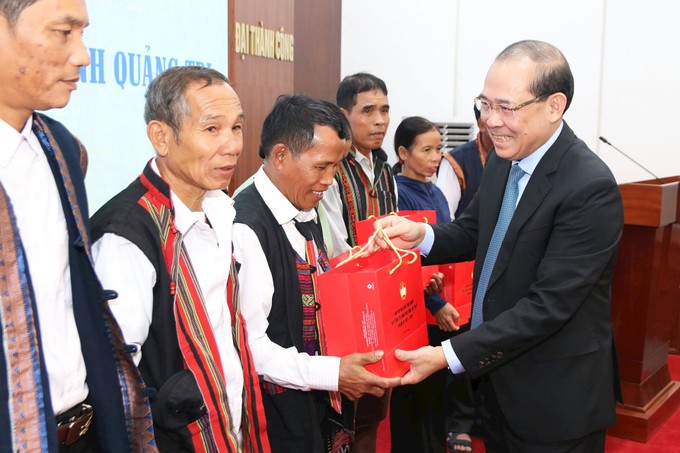 Phó Chủ tịch Hoàng Công Thủy tặng quà lưu niệm cho các đại biểu là Người có uy tín trong đồng bào dân tộc thiểu số tỉnh Quảng Trị