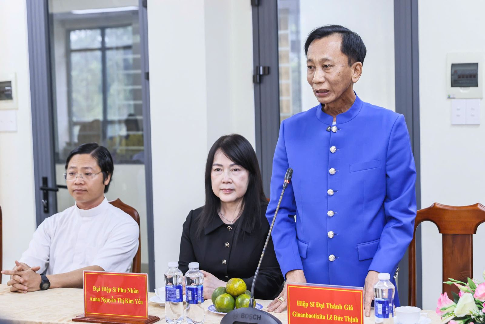 Từ trái qua phải: Linh mục Mactino Nguyễn Thái Hiệp, nữ Hiệp sĩ đại Thánh giá Anna Nguyễn Thị Kim Yến, Hiệp sĩ đại Thánh giá Gioan Baotixita Lê Đức Thịnh