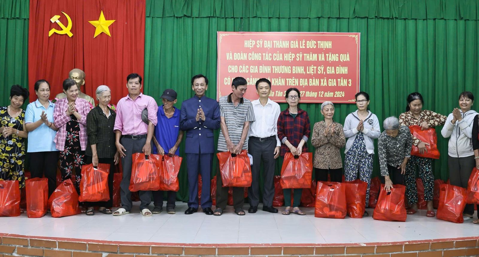 Hiệp sĩ đại Thánh giá và ông Đặng Văn Thanh, thành viên HĐQT Bệnh viện Đa khoa quốc tế Nam Sài Gòn tặng quà tại xã Gia Tân 3, huyện Thống Nhất