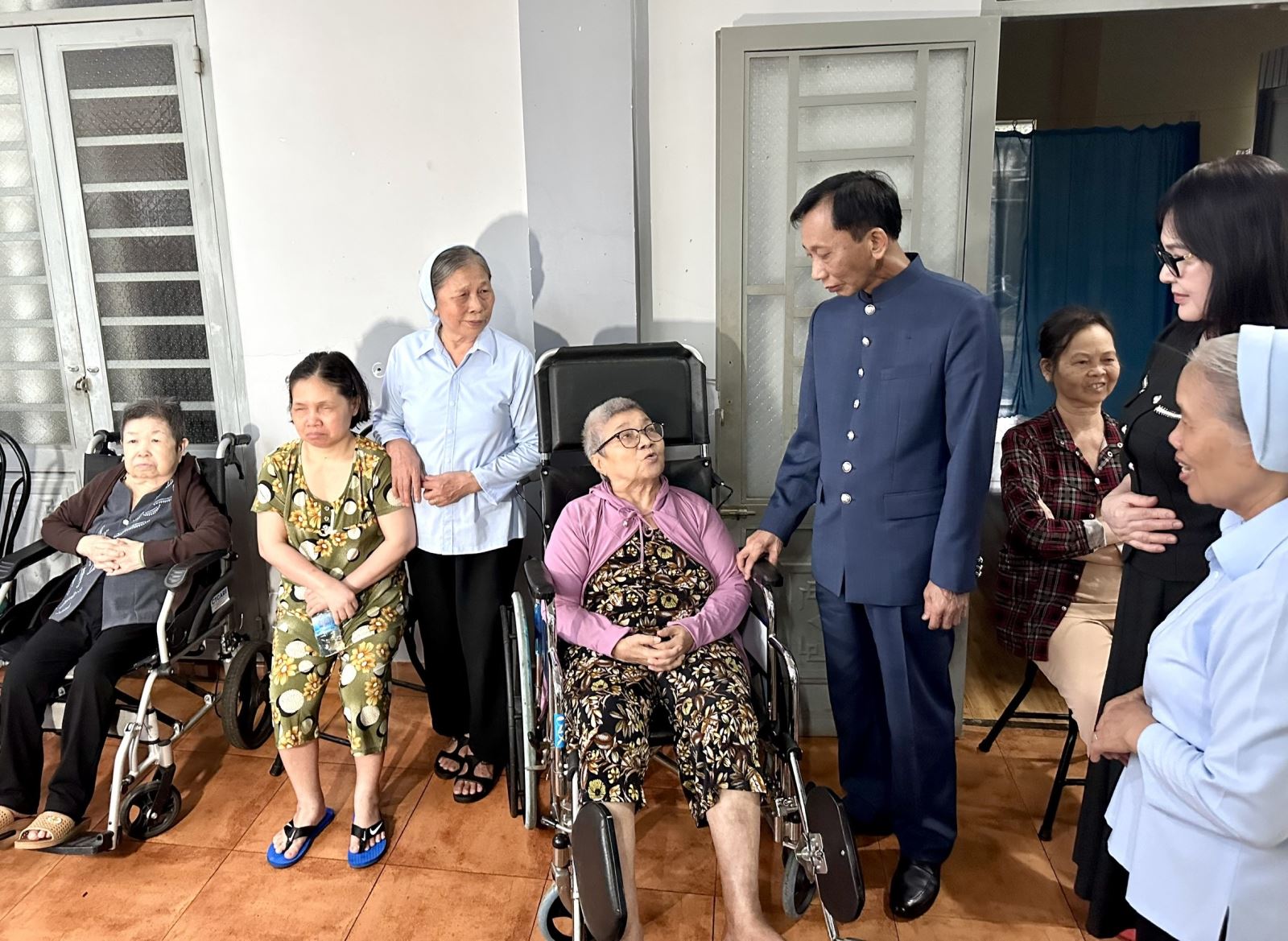 Hiệp sĩ đại Thánh giá thăm các cụ già tàn tật tại cơ sở từ thiện thuộc Cộng đoàn Thăm viếng Thanh Sơn