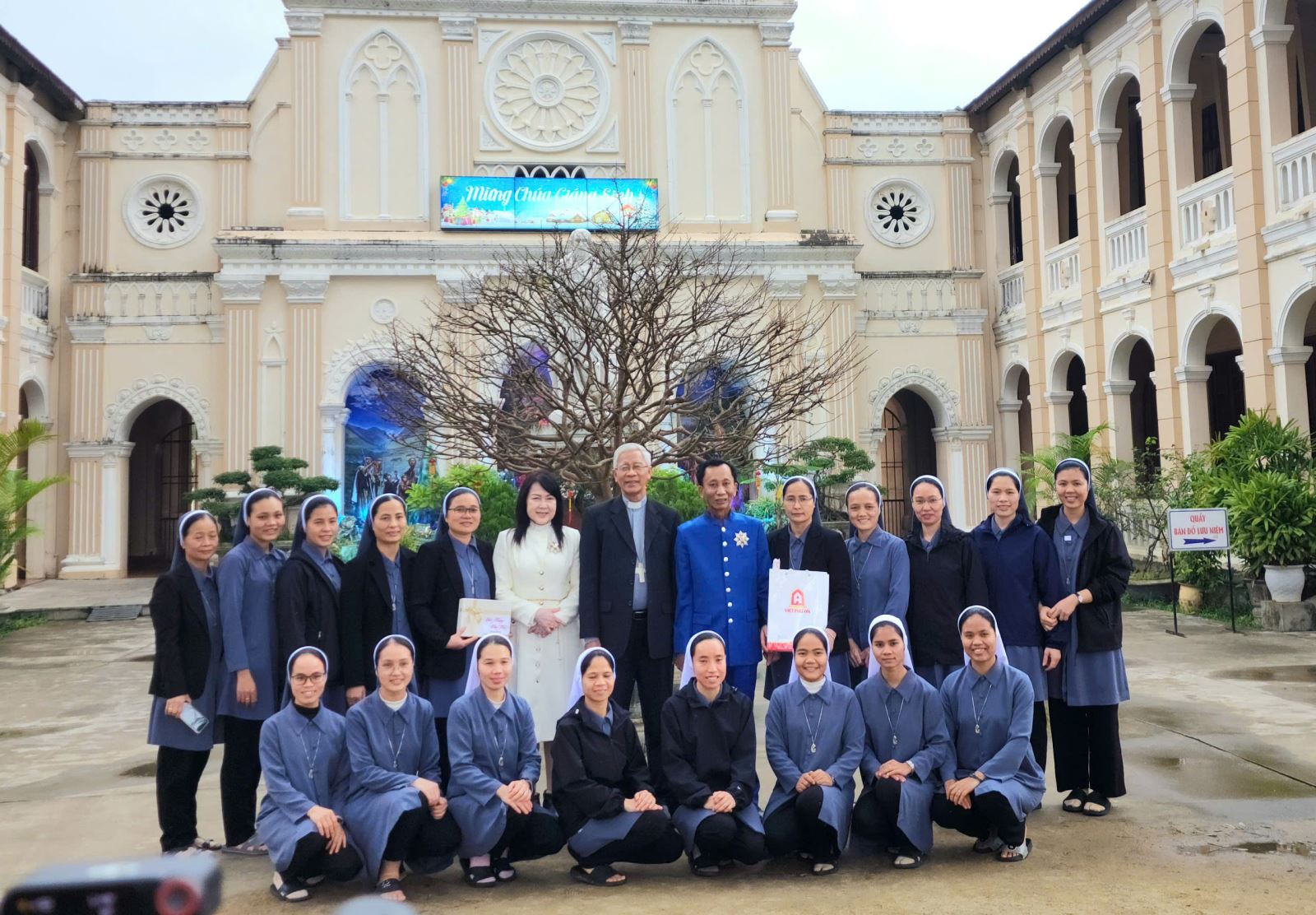 Đức Cha Matthêô, Hiệp sĩ Đại Thánh Giá và các sơ tại Dòng Nữ Tỳ Chúa Giê su Tình Thương