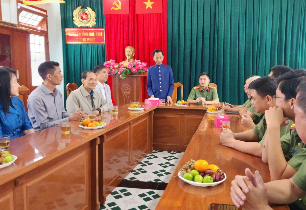 Hiệp sĩ Đại Thánh giá phát biểu chia sẻ tại Công an tỉnh Kon Tum.