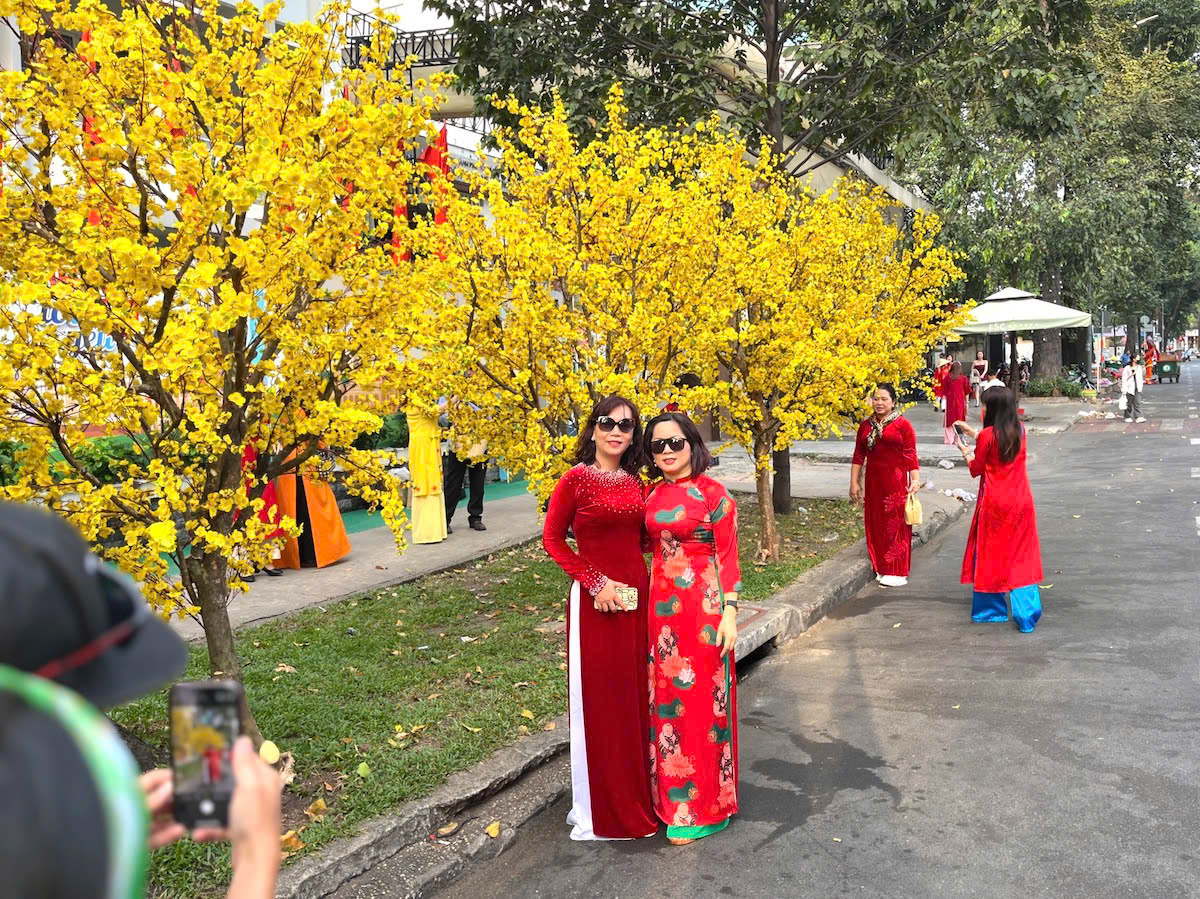 Các địa điểm tham quan và các con đường tại trung tâm Sài Gòn thường là nơi nhiều người chọn đến chụp ảnh áo dài ngày Tết - ảnh: Thảo Trân