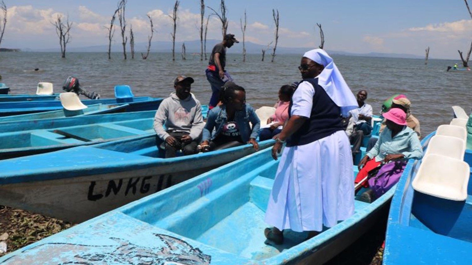 Sơ Mumbua thăm mục vụ các ngư dân ở Karagita Beach, Naivasha 