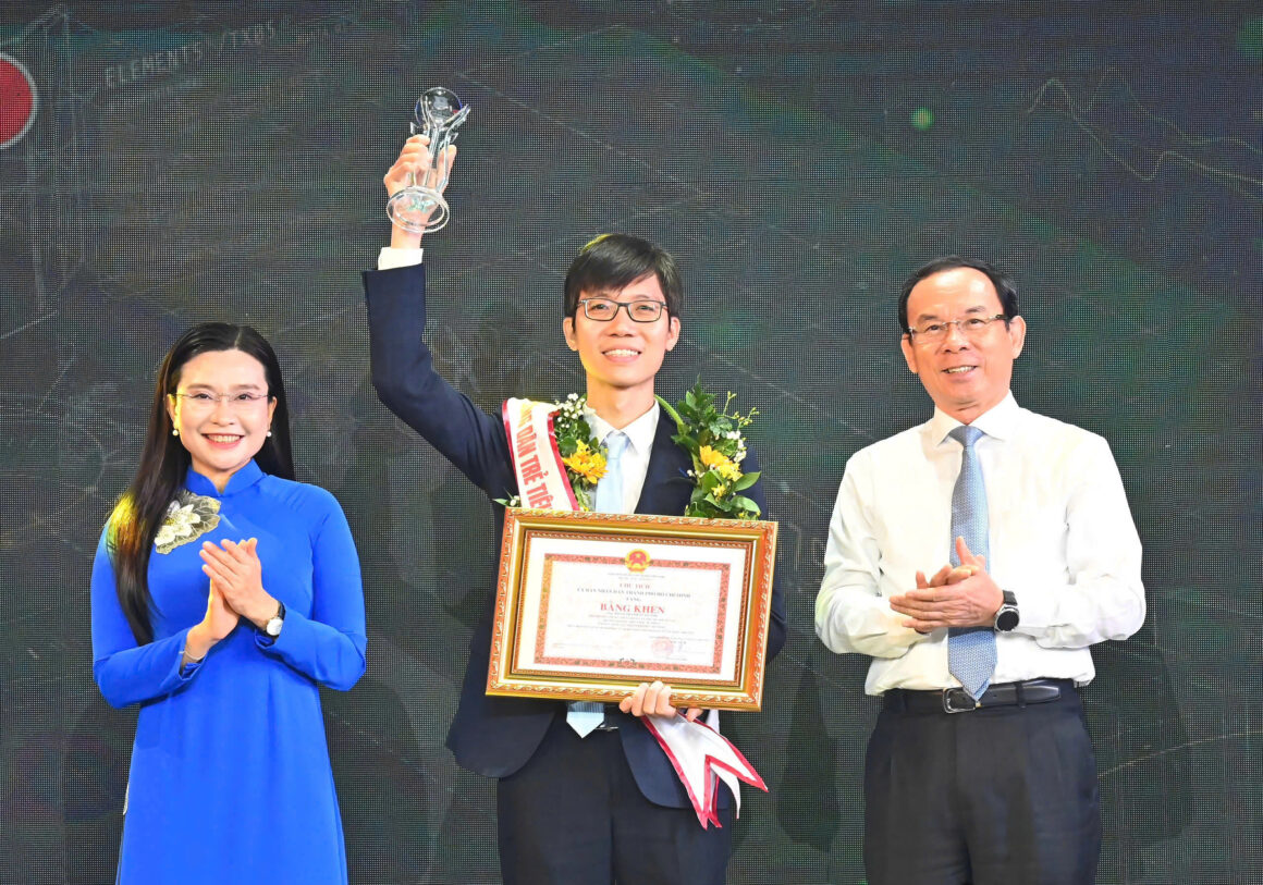 Bí thư Thành ủy Nguyễn Văn Nên trao Bằng khen cho công dân trẻ tiêu biểu TPHCM năm 2024 Phạm Thanh Tuấn Anh 