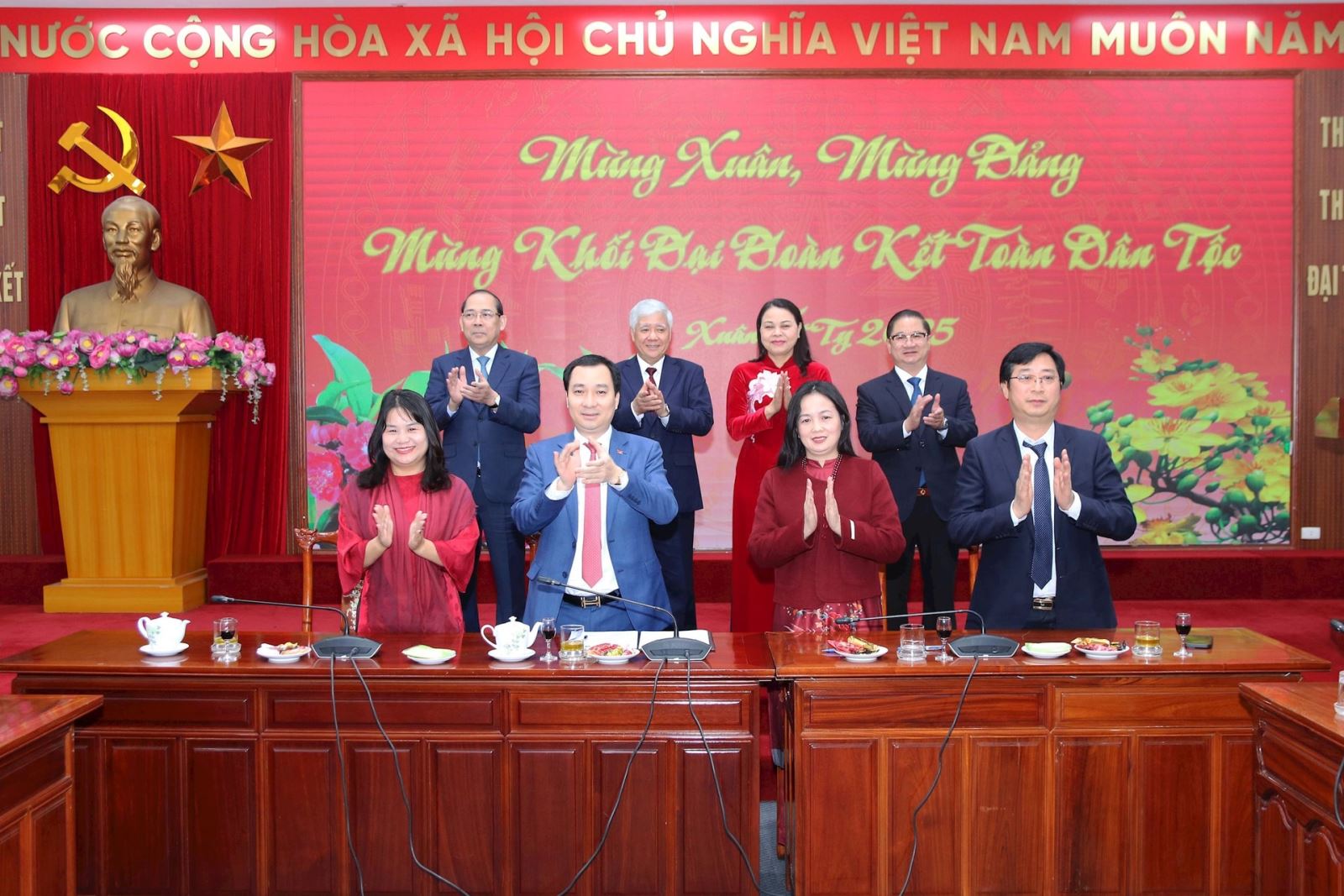Đại diện lãnh đạo các ban, đơn vị cơ quan UBTƯ MTTQ Việt Nam ký kết giao ước thi đua năm 2025.
