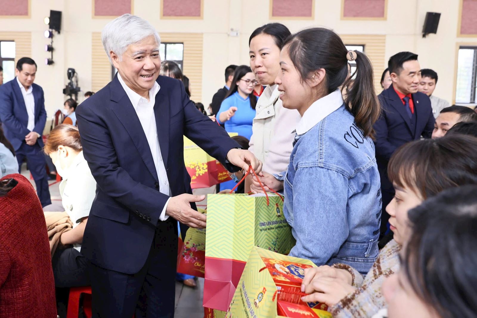 Ủy viên Bộ Chính trị, Bí thư Trung ương Đảng, Chủ tịch UBTƯ MTTQ Việt Nam Đỗ Văn Chiến trao quà cho người có hoàn cảnh khó khăn trên địa bàn tỉnh Hà Nam, ngày 16/1. Ảnh: Quang Vinh