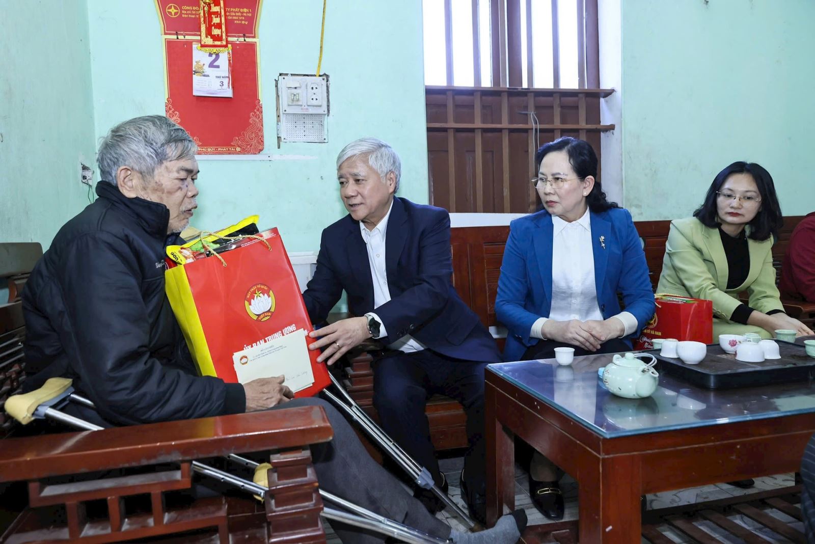 Ủy viên Bộ Chính trị, Bí thư Trung ương Đảng, Chủ tịch UBTƯ MTTQ Việt Nam Đỗ Văn Chiến thăm, tặng quà gia đình thương binh Lại Văn Lượng (ông và hai con bị nhiễm chất độc da cam) tại tổ 1, phường Liêm Chính.