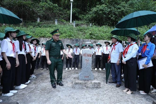 Hội đồng Đội tỉnh Lạng Sơn tổ chức “Tiết học Biên cương” cho các đội viên, thiếu niên Trường THCS thị trấn Đồng Đăng, huyện Cao Lộc tại Cột mốc 1114/2.