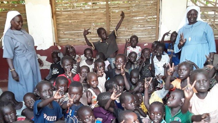 Sơ Rosemary Nyirumbe và các trẻ em Uganda 