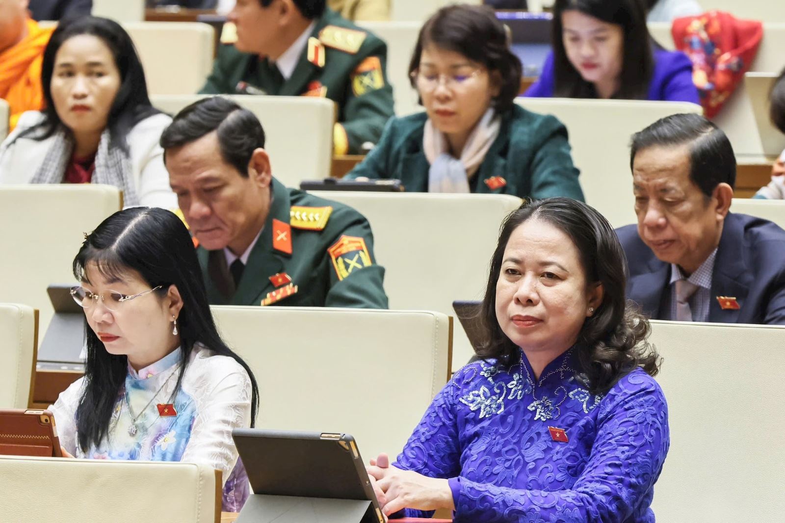Các đại biểu Quốc hội biểu quyết thông qua dự thảo Nghị quyết. (Ảnh: Quang Vinh)