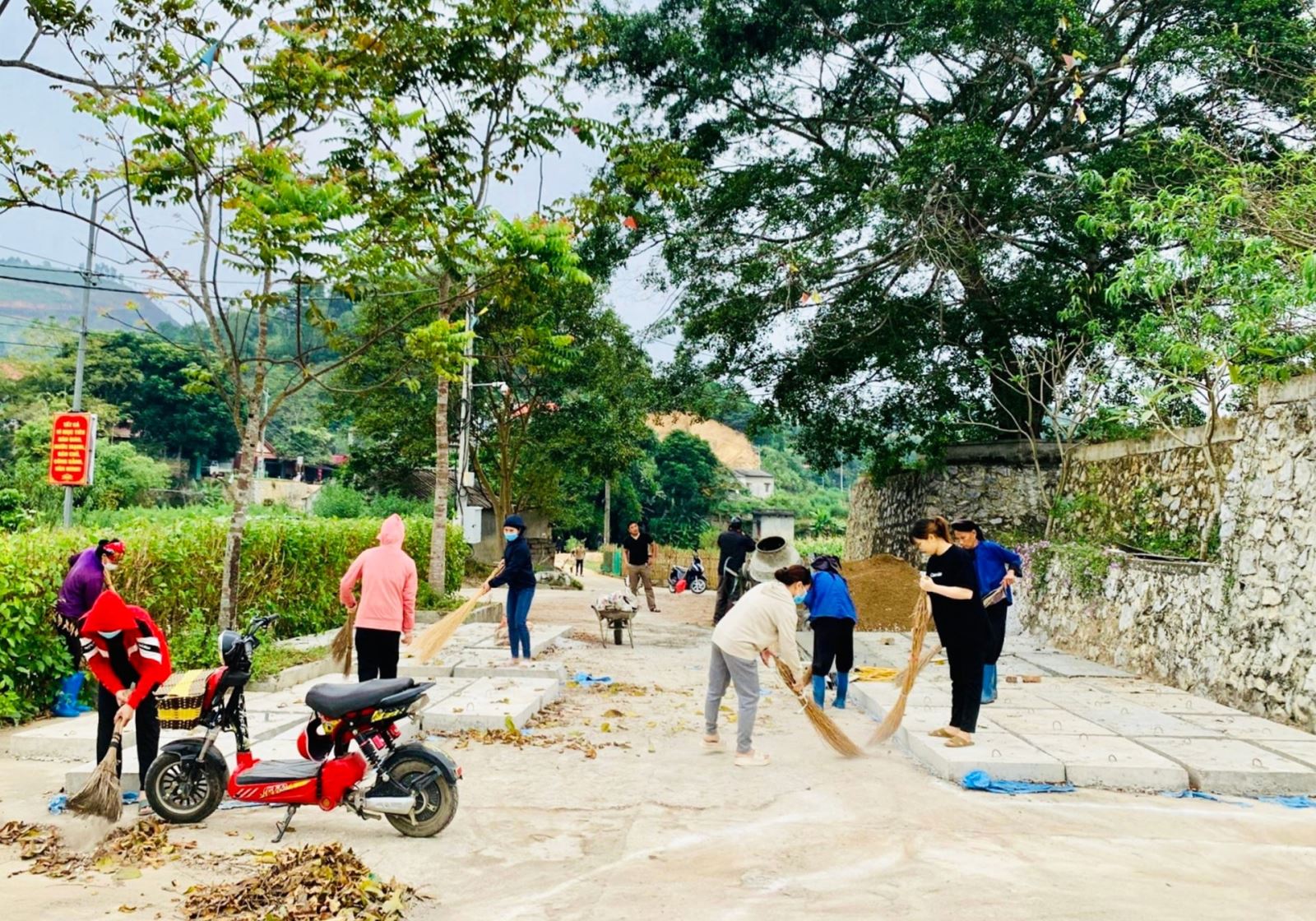 Người dân thành phố Lạng Sơn (tỉnh Lạng Sơn) tham gia vệ sinh môi trường. Ảnh: Thúy Na.