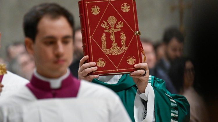 Công bố Lời Chúa - một trong những thừa tác vụ của phó tế (VATICAN MEDIA Divisione Foto)