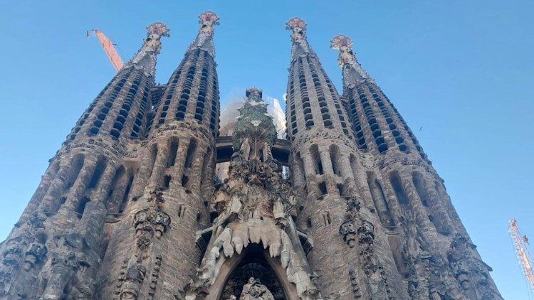 Đền thờ Sagrada familia (Thánh Gia) ở Barcelona 