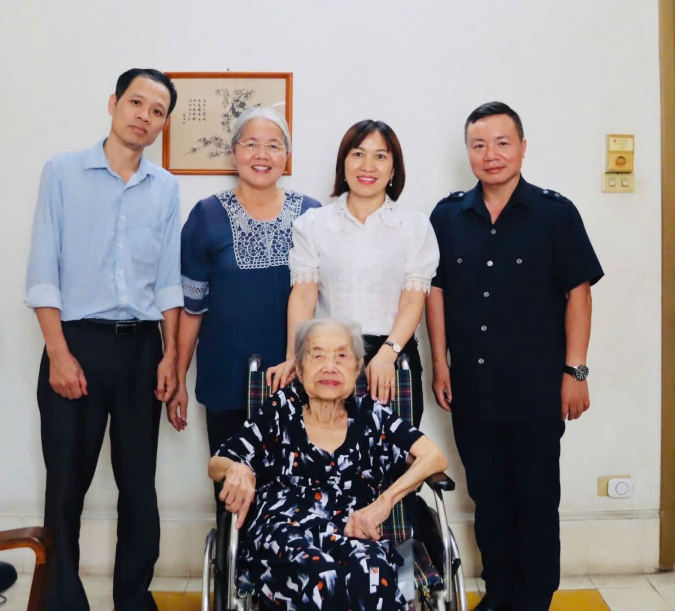 Bác sĩ Vũ Thị Chín (người ngồi) cùng các cán bộ của Bảo tàng Mặt trận Tổ quốc Việt Nam. Ảnh: T.H.