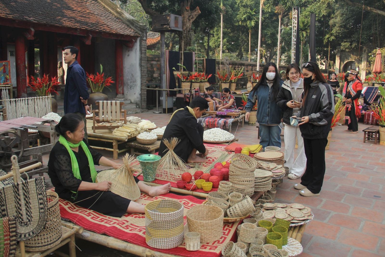Nhiều bạn trẻ thích thú với nghề thủ công. Ảnh: P. Sỹ.