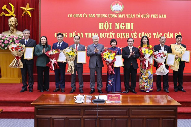  Chủ tịch Ủy ban Trung ương MTTQ Việt Nam Đỗ Văn Chiến cùng các đồng chí trong Ban Thường trực chụp ảnh cùng các đồng chí nhận Quyết định nghỉ hưu trước tuổi